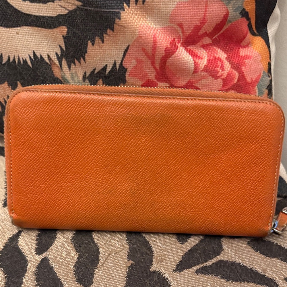 Tod's Vibrant Orange Women's Wallet interior zipper off track - Picture 3 of 5